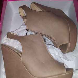 Chinese Laundry Tan Suede Wedges Sz9
